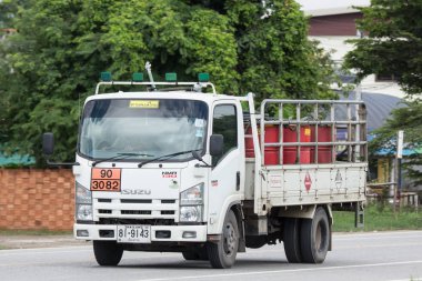 Chiangmai, Tayland - 28 Haziran 2018: Özel Isuzu kargo kamyon. Fotoğrafa yol no.1001 8 km şehir merkezine Chiangmai, Tayland.