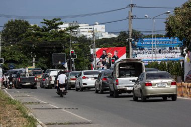Chiangmai, Tayland - 17 Temmuz 2018: Chiangmai Üniversitesi yeşil yol.