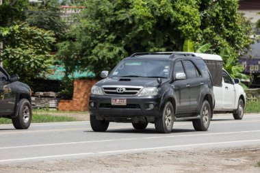 Chiangmai, Tayland - 28 Haziran 2018: Özel Toyota Fortuner Suv otomobil. Yol no.1001 Chiangmai şehir merkezine 8 km.