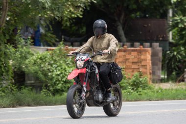 Chiangmai, Tayland - 28 Haziran 2018: Adam eski Honda motosiklet. Yol no.1001, Chiangmai iş alanı 8 km.