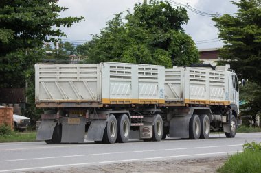 Chiangmai, Tayland - 28 Haziran 2018: Damperli kamyon Cpl şirketin. Yol no.1001, Chiangmai şehir merkezine 8 km.