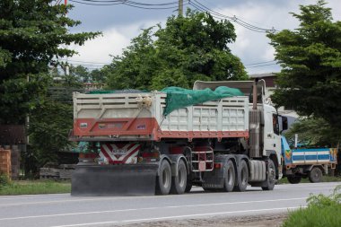 Chiangmai, Tayland - 28 Haziran 2018: Damperli kamyon Cpl şirketin. Yol no.1001, Chiangmai şehir merkezine 8 km.