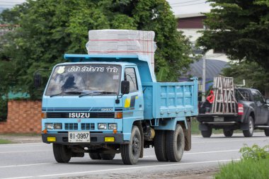 Chiangmai, Tayland - 28 Haziran 2018: Özel Isuzu Damperli kamyon. Yol no.1001 Chiangmai iş alanı 8 km.