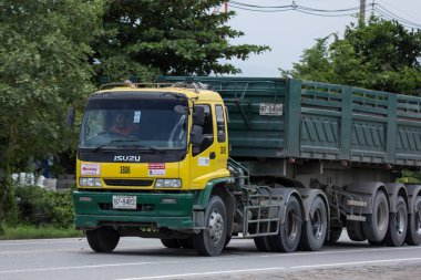 Chiangmai, Tayland - 13 Temmuz 2018: Isuzu römork damperli kamyon D taş şirketin. Yol no.1001, Chiangmai şehir merkezine 8 km.