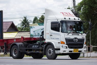 Chiang Mai, Tayland-9 Ocak 2018: römork kamyon dolusu Tyl Coporation. Yol no.1001, Chiangmai şehir merkezine 8 km.