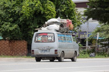 Chiangmai, Tayland - 13 Temmuz 2018: Özel eski Nissan Urvan Van araba. Yol no.121 şehir merkezine Chiangmai Tayland hakkında 8 km, fotoğraf.