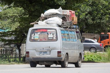 Chiangmai, Tayland - 13 Temmuz 2018: Özel eski Nissan Urvan Van araba. Yol no.121 şehir merkezine Chiangmai Tayland hakkında 8 km, fotoğraf.