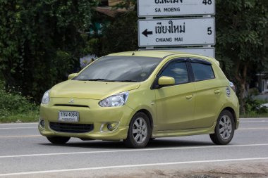 Chiangmai, Tayland - 13 Temmuz 2018: Özel Eko Kiralık Mitsubishi Mirage. Yol no.1001 Chiangmai iş alanı 8 km.