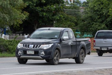 Chiangmai, Tayland - 13 Temmuz 2018: Özel araba, Mitsubishi Triton kamyonet. Yol no.1001, Chiangmai iş alanı 8 km.
