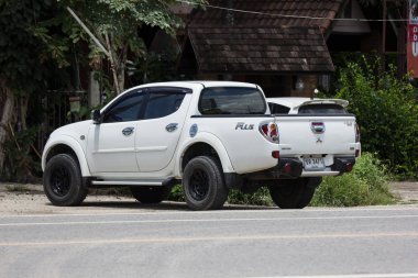 Chiangmai, Tayland - 13 Temmuz 2018: Özel araba, Mitsubishi Triton kamyonet. Yol no.1001, Chiangmai iş alanı 8 km.