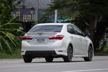 Chiangmai, Tayland - 13 Temmuz 2018: Özel otomobil, Toyota Corolla Altis. Onbirinci nesil. Yol no.1001, Chiangmai şehir merkezine 8 km.