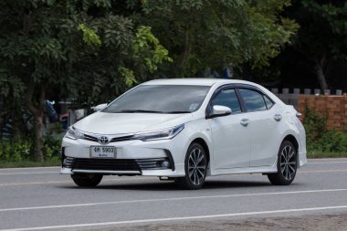 Chiangmai, Tayland - 13 Temmuz 2018: Özel otomobil, Toyota Corolla Altis. Onbirinci nesil. Yol no.1001, Chiangmai şehir merkezine 8 km.