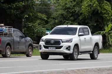 Chiangmai, Tayland - 13 Temmuz 2018: Özel pikap kamyon araba Toyota Hilux Revo. Yol no.1001, Chiangmai şehir merkezine 8 km.