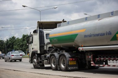Chiangmai, Tayland - 13 Temmuz 2018: Yağ tankı Hod Tarım Kooperatifi, Volvo römork kamyon. Yol no.1001 Chiangmai iş alanı 8 km.