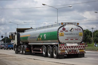 Chiangmai, Tayland - 13 Temmuz 2018: Yağ tankı Hod Tarım Kooperatifi, Volvo römork kamyon. Yol no.1001 Chiangmai iş alanı 8 km.