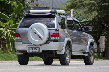 Chiangmai, Tayland - 13 Temmuz 2018: Özel suv otomobil, Toyota spor binici. Yol no.1001, Chiangmai iş alanı 8 km.
