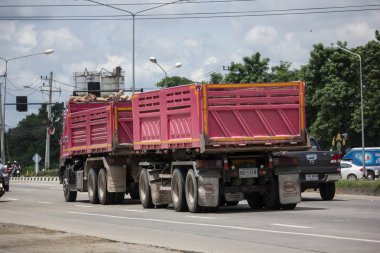 Chiangmai, Tayland - 13 Temmuz 2018: Kamyon Udomsak şirketin römork dökümü. Yol no.1001, Chiangmai şehir merkezine 8 km.