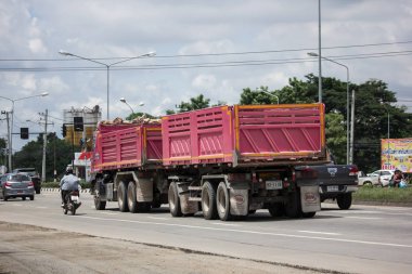 Chiangmai, Tayland - 13 Temmuz 2018: Kamyon Udomsak şirketin römork dökümü. Yol no.1001, Chiangmai şehir merkezine 8 km.