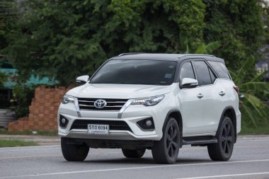 Chiangmai, Tayland - 13 Temmuz 2018: Özel Toyota Fortuner Suv otomobil. Yol no.1001 Chiangmai şehir merkezine 8 km.