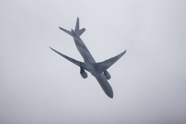 Chiangmai, Tayland - 19 Temmuz 2018: Boeing 777-300, Tayland hava yolu Hs-Tko Tg103. Bangkok Suvarnabhumi için Tayland Chiangmai Havaalanı'ndan çıkar.