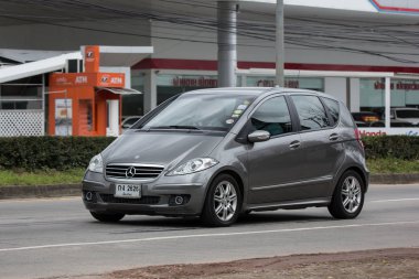 Chiangmai, Tayland - 19 Temmuz 2018: Benz A170 Mini Mpv Van. Yol no.1001, Chiangmai şehir merkezine 8 km.