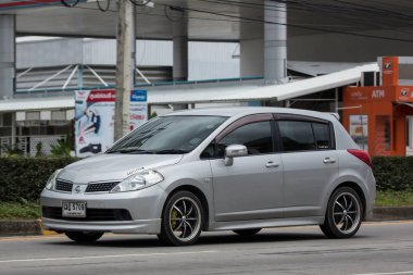 Chiangmai, Tayland - 19 Temmuz 2018: Özel araba, Nissan Tiida. Fotoğraf Road Hayır 121 hakkında 8 km şehir merkezine Chiangmai, Tayland.