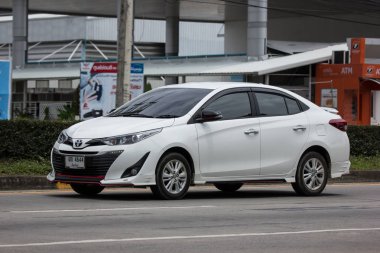 Chiangmai, Tayland - 19 Temmuz 2018: Yeni özel Sedan araba toyota Yaris Ativ Eko Kiralık. Fotoğraf Road'da yok 121 hakkında 8 km şehir merkezine Chiangmai Tayland.