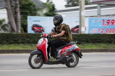 Chiangmai, Tayland - 19 Temmuz 2018: Ben motosiklet özel Honda otomatik Scooter Scoopy. Yol no.1001, Chiangmai iş alanı 8 km.