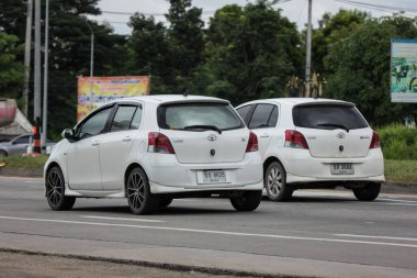 Chiangmai, Tayland - 19 Temmuz 2018: Özel araç toyota Yaris Hatchback Eko Kiralık. Fotoğraf Road'da yok 121 hakkında 8 km şehir merkezine Chiangmai Tayland.