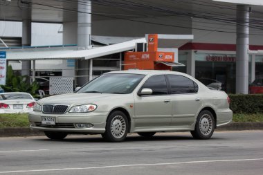 Chiangmai, Tayland - 19 Temmuz 2018: Özel araba, Nissan Cefiro. Yol no.1001, Chiangmai şehir merkezine 8 km.