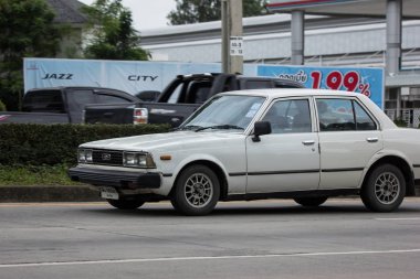 Chiangmai, Tayland - 20 Temmuz 2018: Özel araba, eski Toyota Crown. Yol no.1001, Chiangmai iş alanı 8 km.