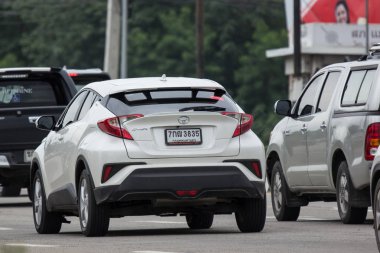 Chiangmai, Tayland - 20 Temmuz 2018: Yeni Toyota Chr küçük araba Crossover Suv hibrit araba. Chiangmai şehrine No.121 yolda araba.