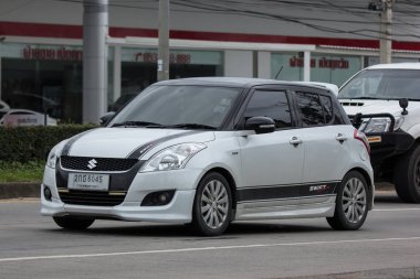 Chiangmai, Tayland - 20 Temmuz 2018: Özel Eko kent araba Suzuki Swift. Fotoğrafa yol no.121 8 km şehir merkezine Chiangmai, Tayland.