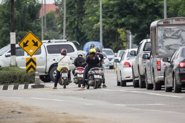 Chiangmai, Tayland - 20 Temmuz 2018: Araba ve trafik Juction yakınlarındaki Otoban yolu üzerinde. Fotoğraf Road'da yok 121 hakkında 8 km şehir merkezine Chiangmai Tayland.