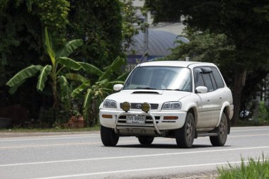 Chiangmai, Tayland - 23 Temmuz 2018: Özel Suv otomobil, Toyota Rav4. Fotoğrafa yol no.121 8 km şehir merkezine Chiangmai, Tayland.