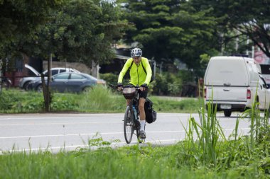 Chiangmai, Tayland - 23 Temmuz 2018: Özel bisiklet ile yaşlı adam Otoban yolu üzerinde. Yol no.1001, Chiangmai şehir merkezine 8 km.