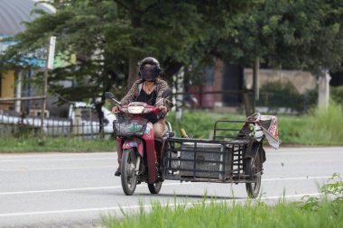 Chiangmai, Tayland - 23 Temmuz 2018: Özel motosiklet, Honda Dream. Fotoğrafa yol no.121 8 km şehir merkezine Chiangmai, Tayland.