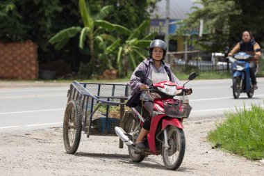Chiangmai, Tayland - 23 Temmuz 2018: Özel motosiklet, Honda Dream. Fotoğrafa yol no.121 8 km şehir merkezine Chiangmai, Tayland.