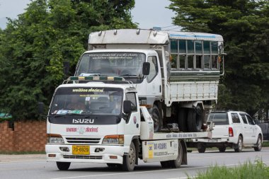 Chiangmai, Tayland - 3 Ağustos 2018: Özel slayt çekiciyi acil araba hareket üzerinde. Fotoğraf Road Hayır 121 hakkında 8 km şehir merkezine Chiangmai, Tayland.