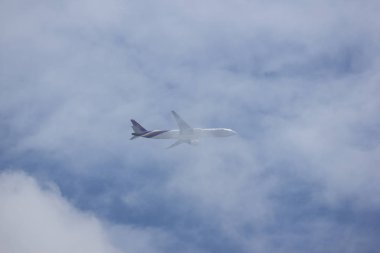 Chiangmai, Tayland - 6 Ağustos 2018: Boeing 777-300, Tayland hava yolu Hs-Tkb Tg103. Bangkok Suvarnabhumi için Tayland Chiangmai Havaalanı'ndan çıkar.