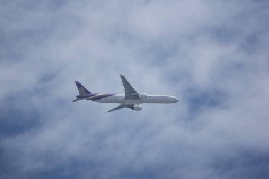 Chiangmai, Tayland - 6 Ağustos 2018: Boeing 777-300, Tayland hava yolu Hs-Tkb Tg103. Bangkok Suvarnabhumi için Tayland Chiangmai Havaalanı'ndan çıkar.