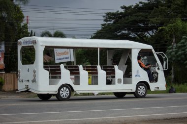 Chiangmai, Tayland - 6 Ağustos 2018: Chiang Mai Rajabhat Üniversitesi okul otobüsü van. Yol no.1001, Chiangmai şehir merkezine 8 km.