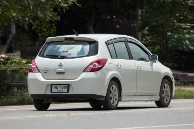 Chiangmai, Tayland - 23 Temmuz 2018: Özel araba, Nissan Tiida. Fotoğraf Road Hayır 121 hakkında 8 km şehir merkezine Chiangmai, Tayland.