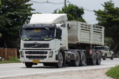 Chiangmai, Tayland - 23 Temmuz 2018: Özel Volvo damperli kamyon. Fotoğrafa yol no.121 8 km şehir merkezine Chiangmai, Tayland.