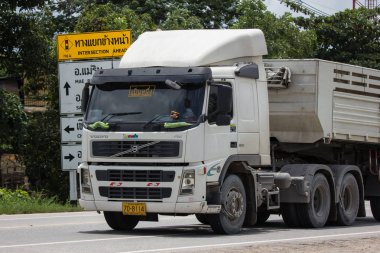 Chiangmai, Tayland - 23 Temmuz 2018: Özel Volvo damperli kamyon. Fotoğrafa yol no.121 8 km şehir merkezine Chiangmai, Tayland.