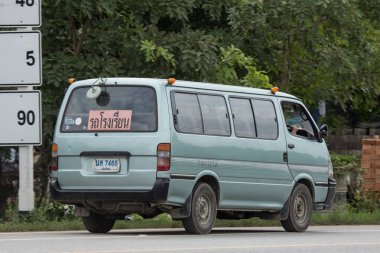 Chiangmai, Tayland - 23 Temmuz 2018: özel okul van (Beyaz Toyota Van). Fotoğrafa yol no.121 8 km şehir merkezine Chiangmai, Tayland.