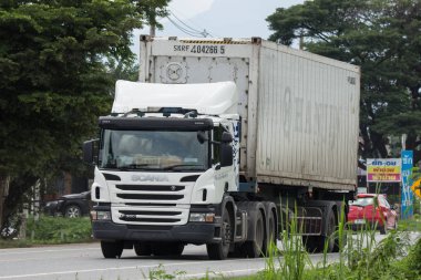 Chiangmai, Tayland - 23 Temmuz 2018: Konteyner kamyon parametre lojistik taşımacılık şirketi. Fotoğrafa yol no.121 8 km şehir merkezine Chiangmai, Tayland.