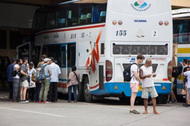 Chiangmai, Tayland - 8 Ağustos 2018: Otobüs yolcu Chiangmai otobüs istasyonunda. Chiangmai Ana Otogar.
