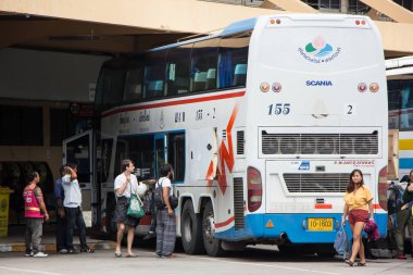 Chiangmai, Tayland - 8 Ağustos 2018: Otobüs yolcu Chiangmai otobüs istasyonunda. Chiangmai Ana Otogar.