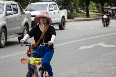 Chiangmai, Tayland - 10 Ağustos 2018: Turist ve bisiklet chiangmai city Road.